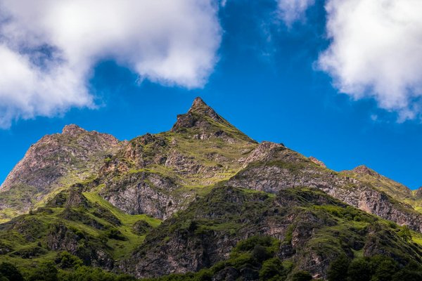 Explore the top uk campsites for creative arts and crafts getaways